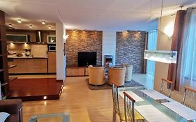 Uroczy apartament przy deptaku z parkingiem.